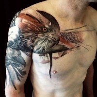 Tatuaje en el hombro, cabeza de águila, colores oscuros