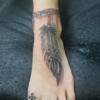Tatuaje en el tobillo, 
pulsera con perlas y pluma de ave