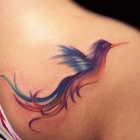 Tatuaje en el hombro, ave con la cola larga
