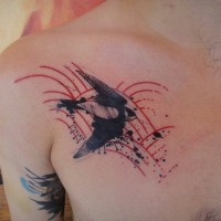 Tatuaje en el hombro, pájaro, líneas rojas