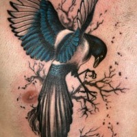 Tatuaje en el pecho, ave que caza