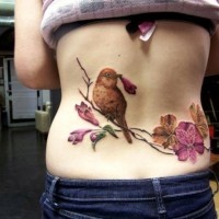 Tatuaje en la espalda, pájaro marrón con flores grandes