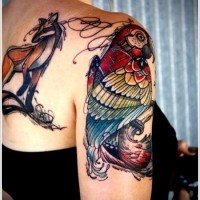 Tatuaje en el brazo, loro, colores brillantes
