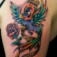 Tatuaje en el brazo, polluelo con la flor