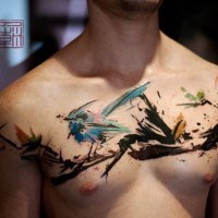 Tatuaje en el pecho, diseño estilizado, ave en la rama