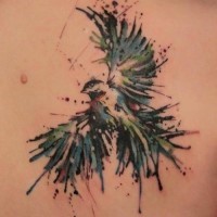 Tatouage aquarelle sur le dos avec un oiseau sur le dos