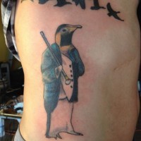Tatuaje en las costillas, pingüino en el traje y aves