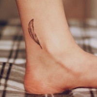 Tatuaje en el tobillo, 
pluma suave sencilla