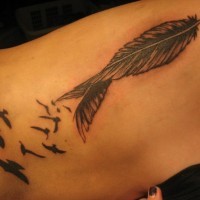 piccoli uccelli volanti e piume disegno idea tatuaggio