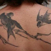 Tatuaggio grande non colorato sulla spalla due uccelli