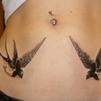 Tattoo von Vögeln am seinen Bauch