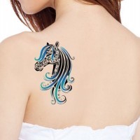 Tatuaje en el hombro, caballo tribal con crin azul