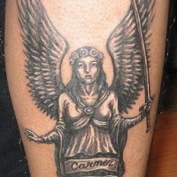 Le tatouage d'ange noir et gris avec une épée