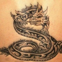 Tatuaje de dragón que se sienta