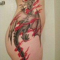 Tatuaje en el muslo, dragón negro que remonta el vuelo