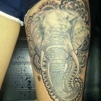 Tatuaggio grande sulla gamba l'elefante