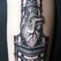 Tatuaje en el antebrazo, corazón en un trono