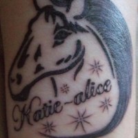 tatuaje de caballo negro y gris nombrado