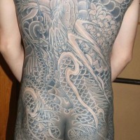 Schwarzgrauer japanischer Drache Tattoo am ganzen Rücken