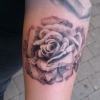 Tatuaggio grande la rosa grigia stilizzata con le note