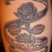 Tatuaje de la rosa en tinta negra y gris