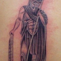 Tatuaje guerrero con jabalina y espada en toda la altura