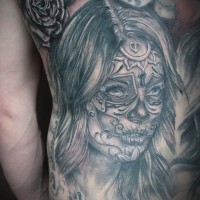 Tatuaggio nero grigio sulla schiena Santa Morte & i dadi & le rose