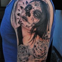 Tatuaggio grande sul braccio Santa Morte & le rose grigie