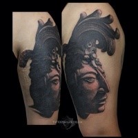 Schwarzes und graues Schulter Tattoo mit der antiken Steinstatue