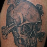 Le tatouage de crâne avec des os en noir et gris