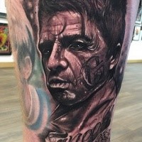 Schwarze und graue Art 3D wie Mannes Porträt Tattoo am Oberschenkel mit Schriftzug