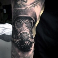 Schwarzer und grauer Stil erstaunlich aussehender detaillierter Soldat in der Gasmaske Tattoo am Arm