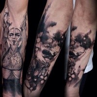 Schwarzer und grauer Stil farbiges Unterarm Tattoo mit mystischem Gesicht der Frau