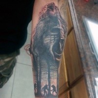 Schwarzes und graues farbiges Ärmel Tattoo von Werwölfen im dunklen Wald