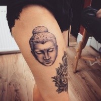 Schwarzer und grauer Stil farbiges Oberschenkel Tattoo mit der Buddhas Statue