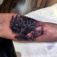 Schwarzes und graues detailliert aussehendes Unterarm Tattoo mit Hirsch im Wald