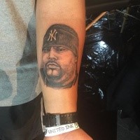 Schwarzer und grauer Stil Unterarm Tattoo mit Mannes Porträt