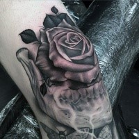 Schwarzer und grauer Stil Knie Tattoo von Rose mit Schädelteil