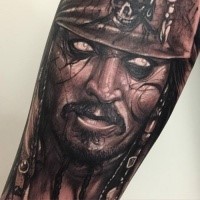 Schwarzer und grauer Stil großes Unterarm Tattoo mit dämonischem Jack Sparrow Porträt