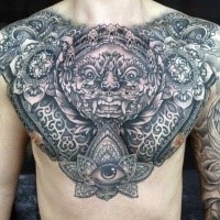Schwarzes und graues großes sehr detailliertes Brust und Schultern Tattoo von ornamentalen Blumen und  Gesicht des fantastischen Drachen