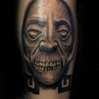 Schwarzer und grauer Stil Bein Tattoo mit dämonischem Gesicht