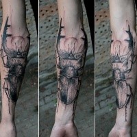 Schwarzer und grauer Stil mittlerea Unterarm Tattoo mit großem Käfer