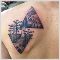 Schwarzer und grauer Stil originaler Berg Wasserfall mit Wald Tattoo am Rücken