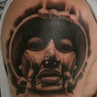 Schwarzer und grauer Stil Schulter Tattoo mit gruseliger Maske
