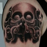 Schwarzer und grauer Stil Schulter Tattoo mit dämonischem Gesicht mit Nebel
