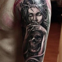 Schwarzer und grauer Stil Schulter Tattoo von dämonischer Frau mit dem menschlichen Schädel