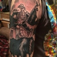 Schwarzer und grauer Stil Schulter Tattoo mit gruseligem Skelett Reiter