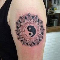 Schwarzer und grauer Stil Schulter Tattoo mit Yin-Yang Symbol