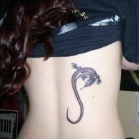 Schwarzer und grauer Stil kleine Eidechse Tattoo am Rücken