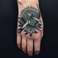 Tatuaje en la mano, aves y sol, colores negro y gris